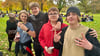 Vom TikTok-Trend begeistert: Nicklas, Benno, Florian und Maik (links) lassen sich das „Pudding-mit-Gabel-Essen“ im Magdeburger Stadtpark nicht entgehen.