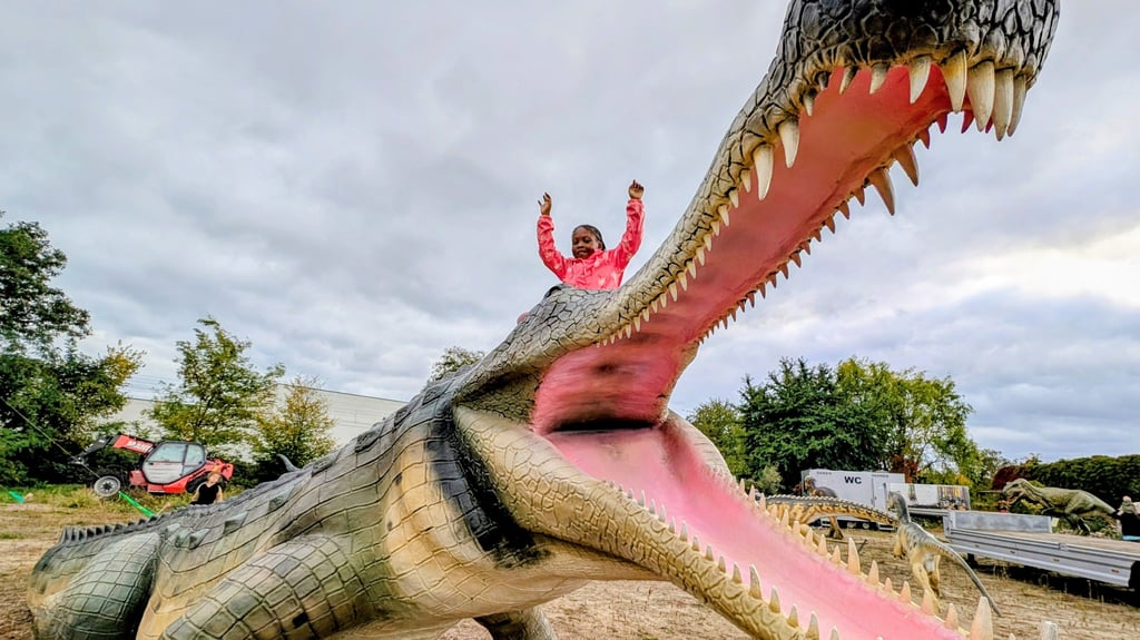 Die sechsjährige Keita Umo hatte wie viele andere Kinder auch sichtlich Spaß beim Erkunden der Dinosaurier-Modelle.
