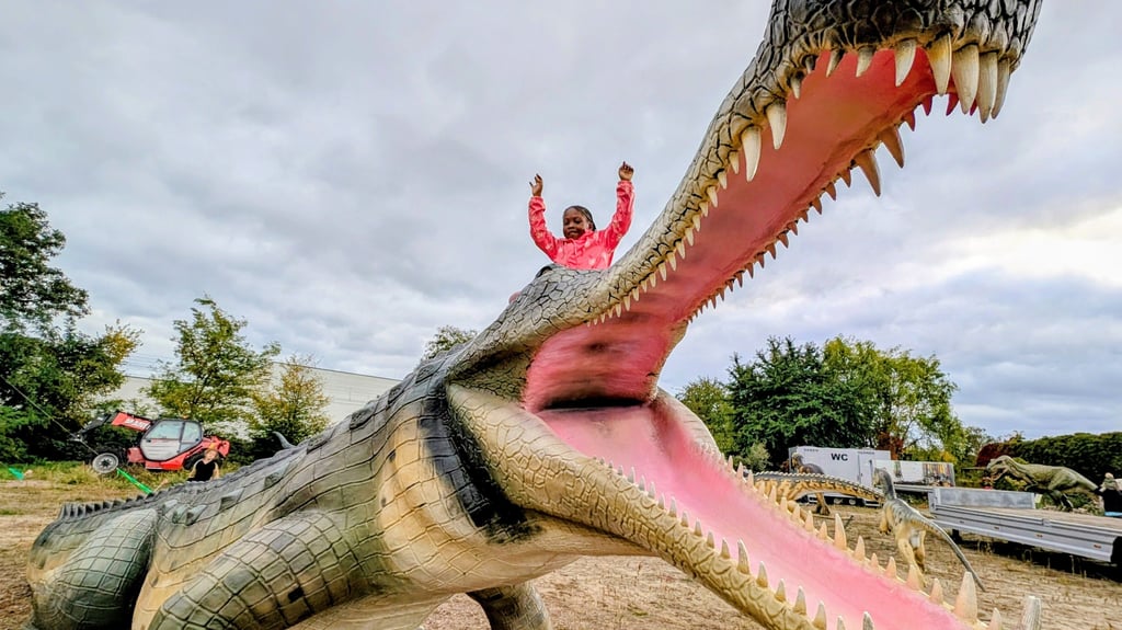 Die sechsjährige Keita Umo hatte wie viele andere Kinder auch sichtlich Spaß beim Erkunden der Dinosaurier-Modelle.