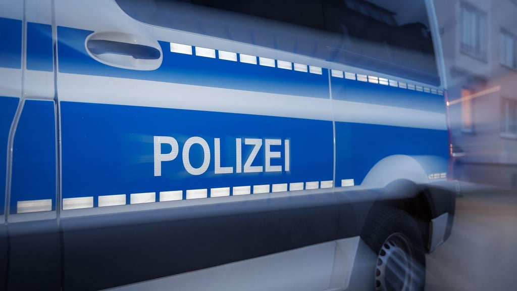 Unbekannte Täter haben in Völpke einen Geldautomaten gesprengt.