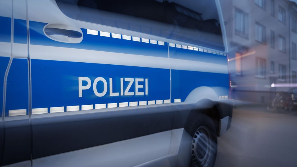 Unbekannte Täter haben in Völpke einen Geldautomaten gesprengt.