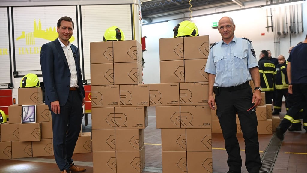 Nicht nur Helme gab es bei dem offiziellen Übergabetermin Anfang Oktober von Oberbürgermeister Daniel Szarata (links) und Feuerwehrchef Ingo Wetzel in Halberstadts Feuerwache, sondern auch Tablets.