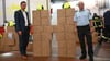 Nicht nur Helme gab es bei dem offiziellen Übergabetermin Anfang Oktober von Oberbürgermeister Daniel Szarata (links) und Feuerwehrchef Ingo Wetzel  in Halberstadts Feuerwache, sondern auch Tablets. 