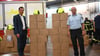 Nicht nur Helme gab es bei dem offiziellen Übergabetermin Anfang Oktober von Oberbürgermeister Daniel Szarata (links) und Feuerwehrchef Ingo Wetzel  in Halberstadts Feuerwache, sondern auch Tablets. 