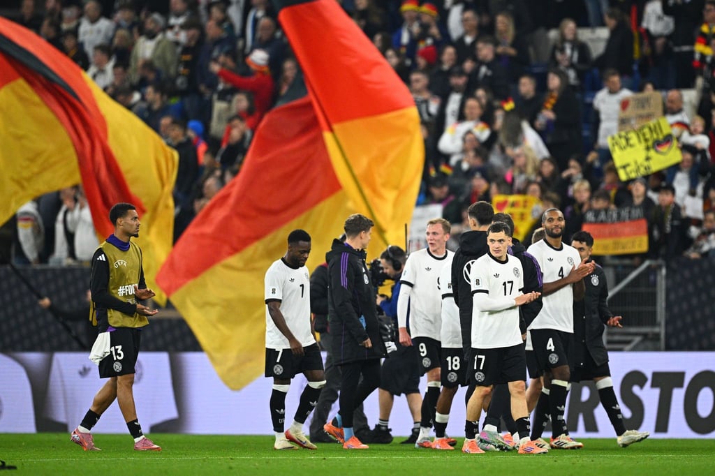 Die DFB-Spieler lassen sich für ihren klaren Sieg gegen Luxemburg feiern.