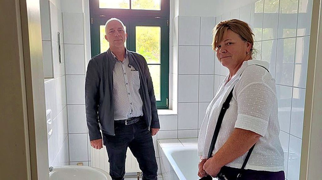 Thomas Kramer und Kathleen Schechowiak von der WVW zeigen eine der sanierten Wohnungen in Herrmannsgarten.
