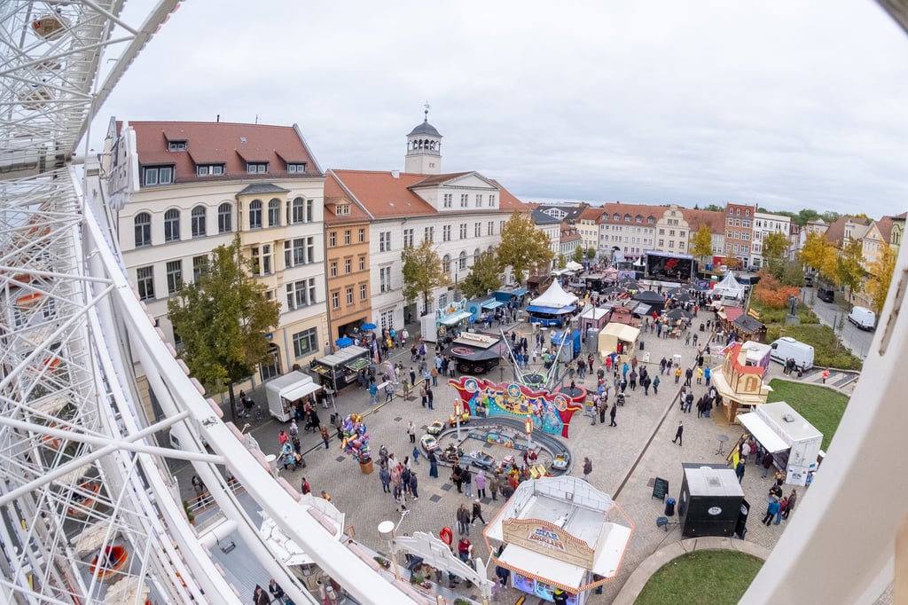 Samstagnachmittag: Ein Blick vom Riesenrad über den Zeitzer Altmarkt.