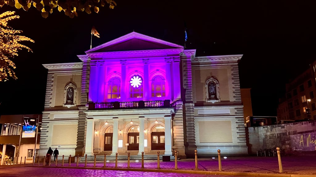 Die Oper erstrahlte am Samstagabend in kräftigen Pink.