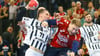 Elias Ellefsen á Skipagøtu (THW Kiel) im Zweikampf mit Simon Pytlick (SG Flensburg-Handewitt).