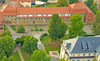 Haben einen neuen Besitzer: das breite „Mägdehaus“ Am Park in Möckern und das rechts angrenzende  „Kutscherhaus“. Auch das „Doktorhaus“ am Markt ist verkauft worden. 