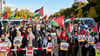 Am Brandenburger Tor versammeln sich Tausende Menschen für eine pro-palästinensische Demonstration.