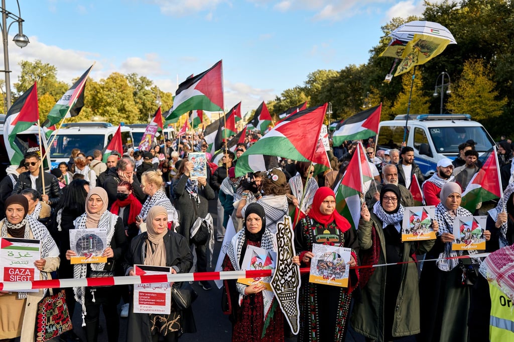Am Brandenburger Tor versammeln sich Tausende Menschen für eine pro-palästinensische Demonstration.