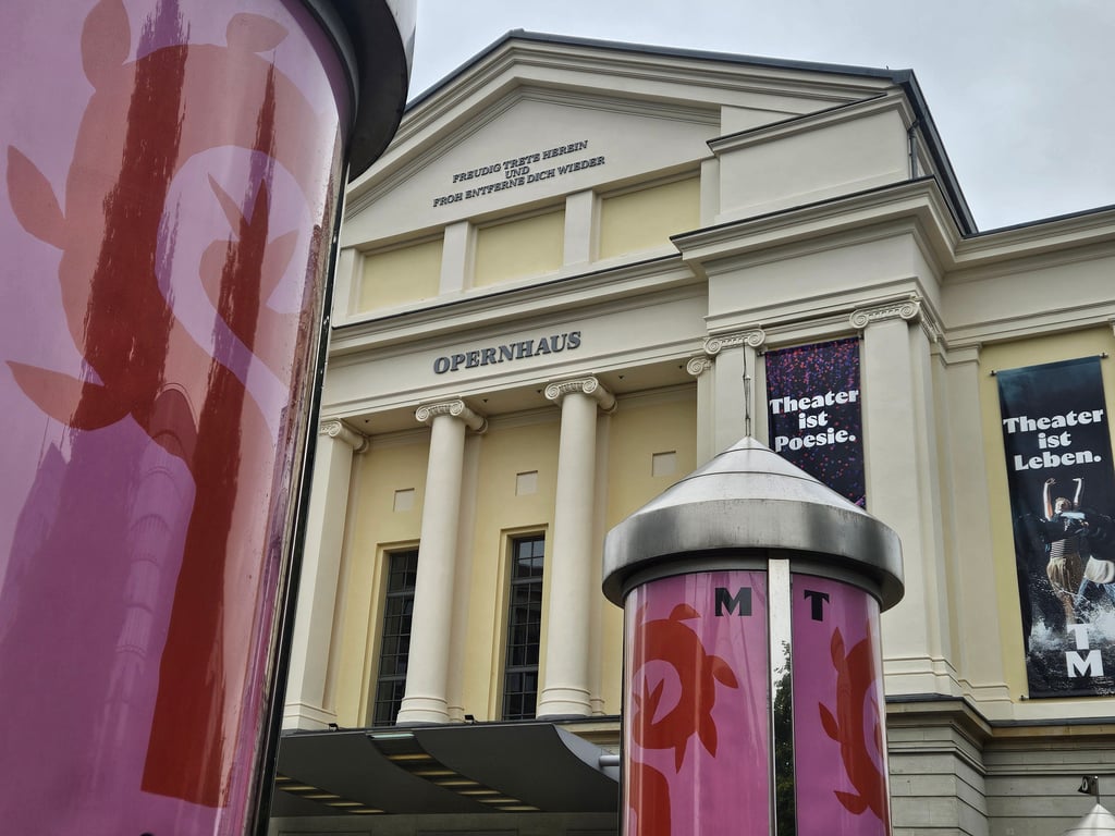 Im Opernhaus des Theaters Magdeburg hat das Ballett "Ein Sommernachtstraum" Premiere.