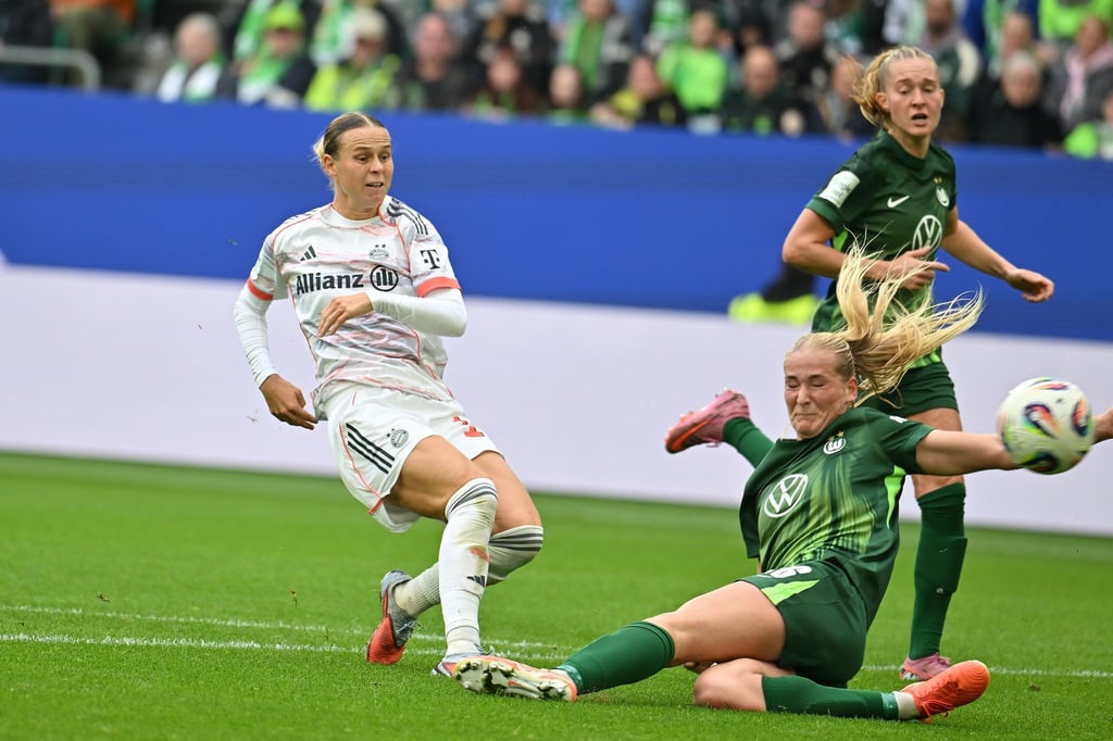 Bayern-Torschützin Klara Bühl (l).