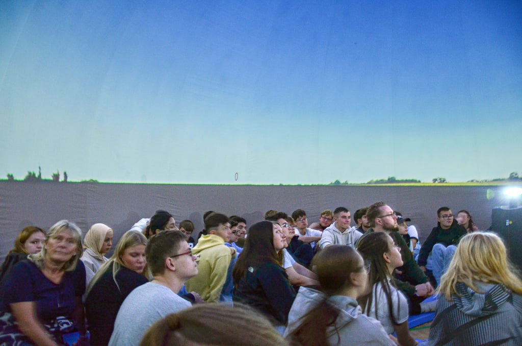 Im mobilen Planetarium geht die Sonne unter und Schüler der Puschkin-Schule in Oschersleben können in die Welt der Planeten und Sterne eintauchen.