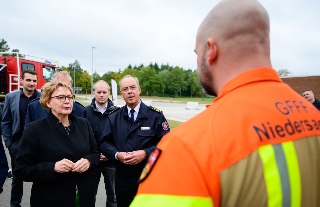 Innenministerin Daniela Behrens hat dem Landesamt für Brand- und Katastrophenschutz in Celle 56 neue Einsatzfahrzeuge übergeben.