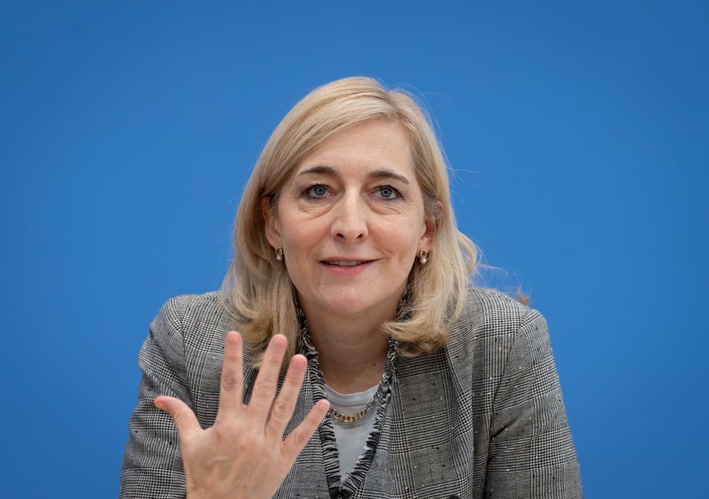 Ministerin Warken will Beitragserhöhungen abwenden. (Archivbild)