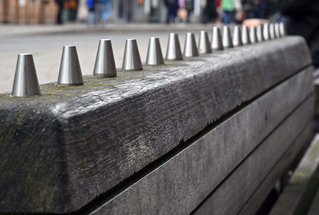 Bewusst unbequem oder abweisend gestaltetes Stadtmobiliar, sogenannte defensive Architektur, hat sich in mehreren Thüringer Städten etabliert.
