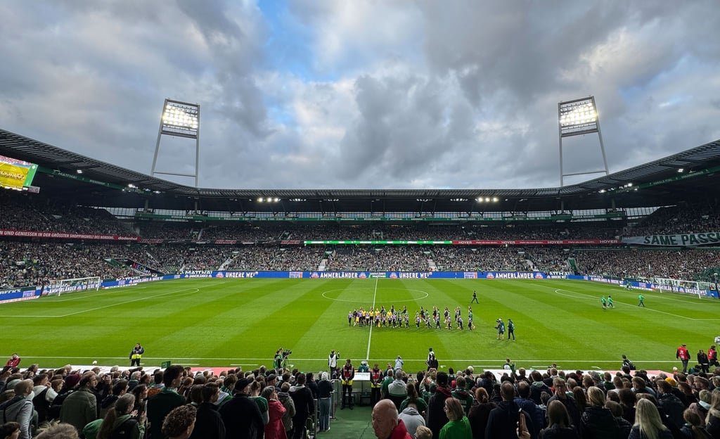 Volles Haus: 37.000 Zuschauer sehen das Nordderby zwischen Werder Bremen und dem Hamburger SV im Weserstadion.