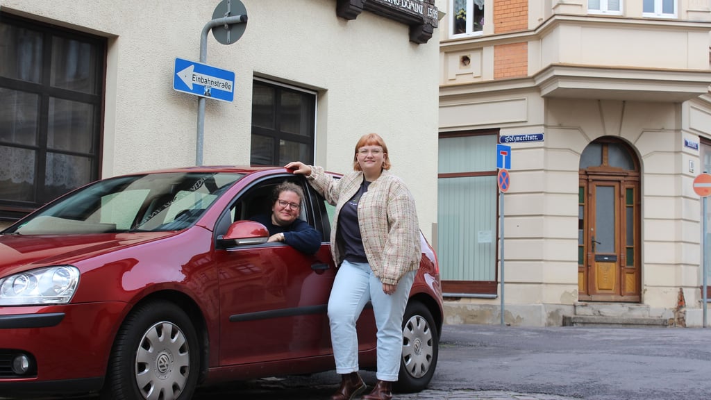 Mit dem Auto durch Haldensleben: Volontärin Sophie-Charlott Weiß (im Auto) und Reporterin Saskia Lohöfer fahren entlang der Umleitungen wegen der Bahnübergangssperrungen aufgrund der Gleisbauarbeiten.