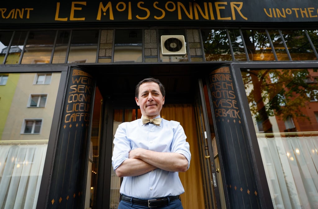 Vincent Moissonnier steht vor seinem Sterne-Bistro „Le Moissonnier“, einem kleinen Stück Paris mitten in Köln.