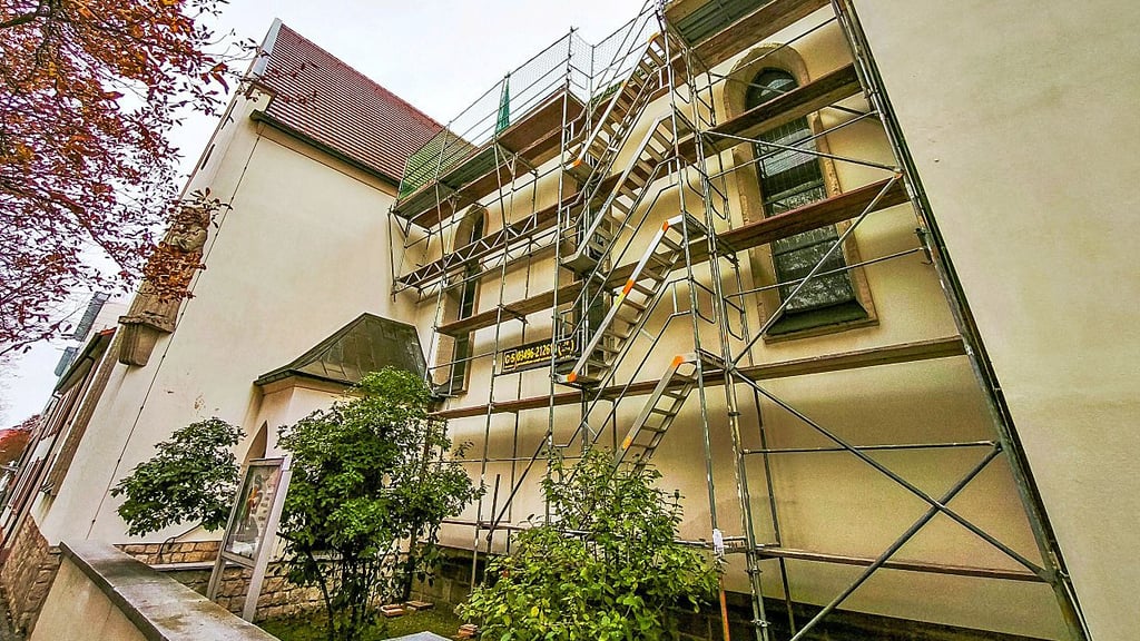 Bauarbeiten haben am Dach der katholischen Kirche St. Norbert in der Bahnhofstraße in Merseburg begonnen.