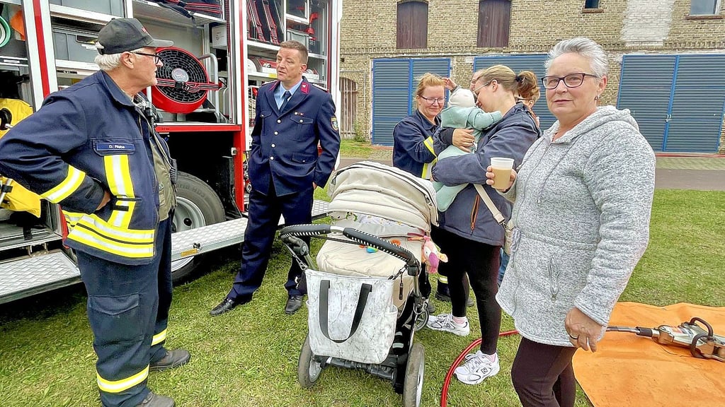 An der modernen Feuerwehrtechnik entwickelten sich Gespräche zwischen den Kameraden und Besuchern.