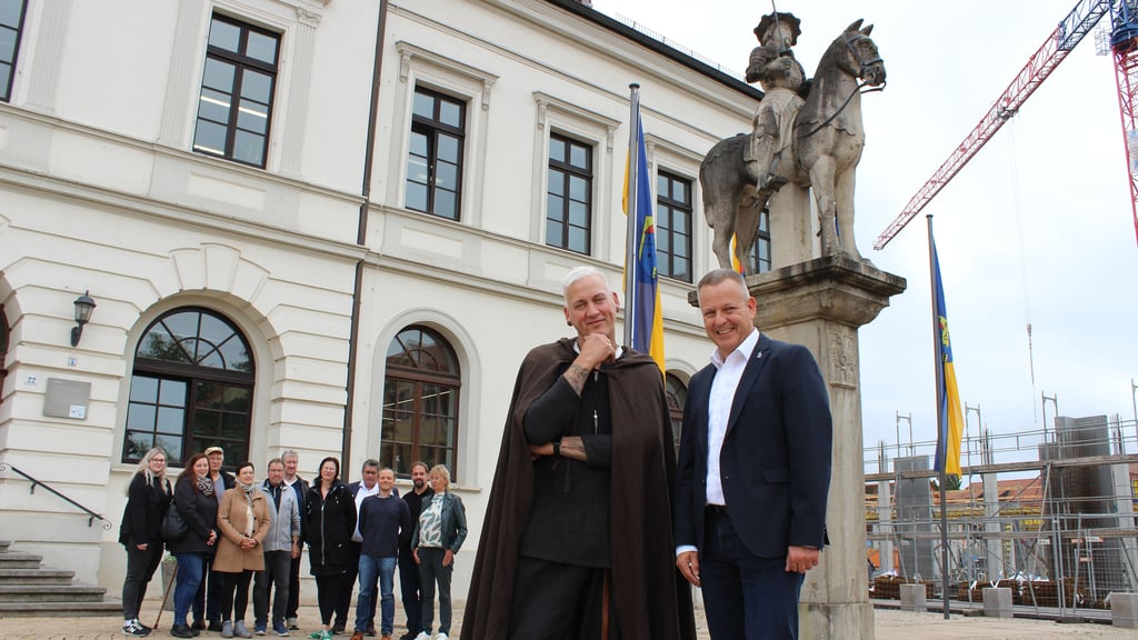 Heiko Kracht (l.) und Bernhard Hieber stehen vor dem Reitenden Roland in Haldensleben. Viele Vertreter der Städte-Partner sind zum Treffen der „Roland-Orte“ im Rathaus.