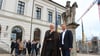 Heiko Kracht (l.) und Bernhard Hieber stehen vor dem Reitenden Roland in Haldensleben. Viele Vertreter der Städte-Partner sind zum Treffen der „Roland-Orte“ im Rathaus.