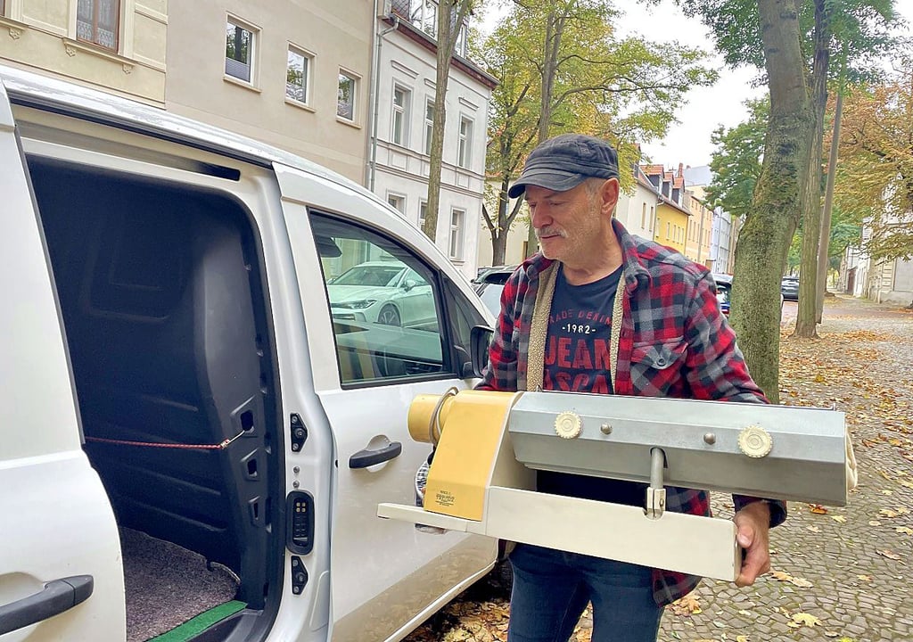 Andreas Schaaf lädt das neue Museumsstück aus Bernburg in den Transporter.