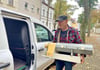 Andreas Schaaf lädt das neue Museumsstück aus Bernburg in den Transporter. 