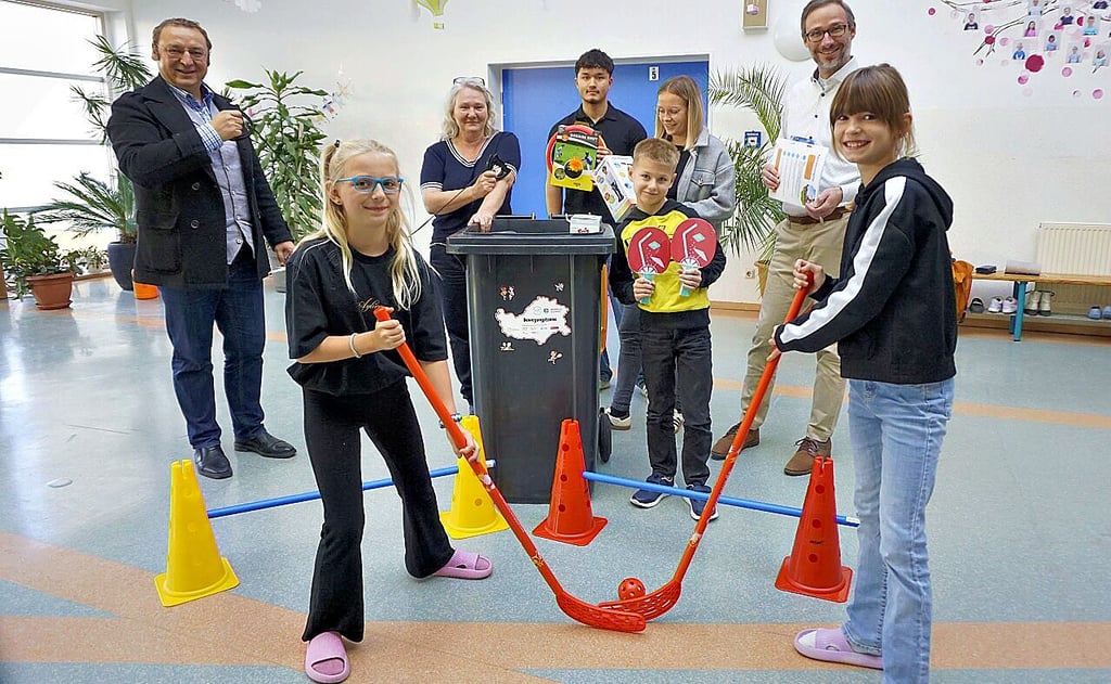 Aus der „Bewegungstonne“ können Spiele herausgeholt werden, die die Grundschüler, aber auch die Lehrer in den Pausen nutzen können.