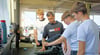 Leon, Nico und Jonas üben unter Anleitung von Andrè Heidrich, mit der Metallsäge umzugehen.     