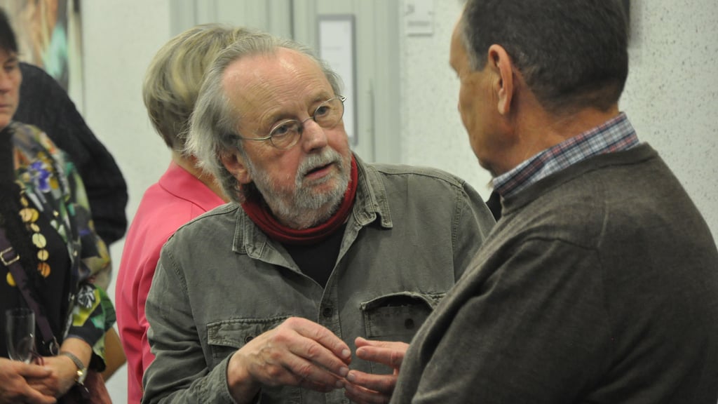 Rüdiger Laleike im Gespräch auf der Eröffnung seiner Ausstellung in der Musik- und Kunstschule in Stendal.