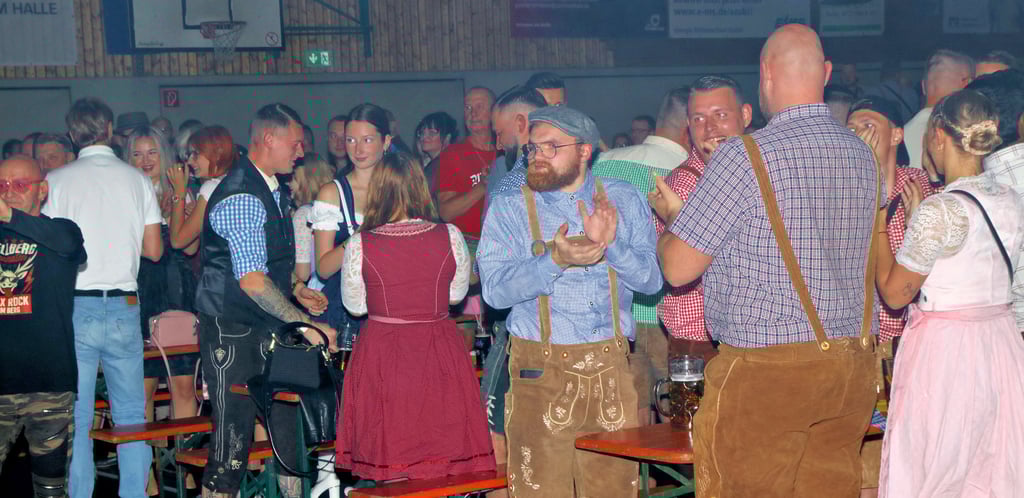 Ausgelassen feiert das Publikum schon nach wenigen Minuten das Oktoberfest in der kleinen Saalestadt.