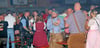 Ausgelassen feiert das Publikum schon nach wenigen Minuten das Oktoberfest in der kleinen Saalestadt. 