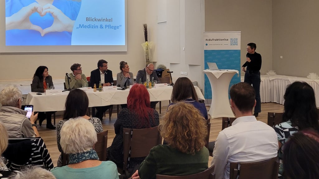 Podiumsteilnehmer und Gäste diskutierten bei der Veranstaltung „Blickwinkel Medizin und Pflege“ in Schumanns Garten in Weißenfels.