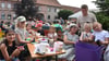 Lachen unter freiem Himmel: Beim Sommerfest war die Stimmung schon himmlisch – jetzt heben bald die Drachen ab.