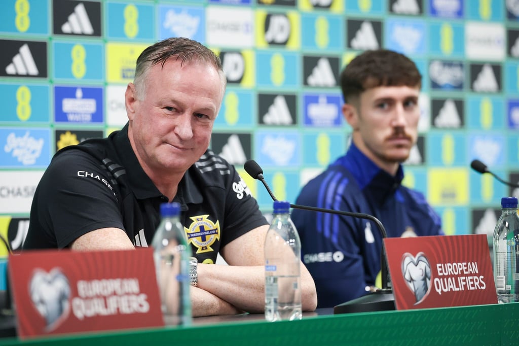 Trainer Michael O'Neill und Trai Hume (r.) sprechen bei der Pressekonferenz vor dem Spiel gegen Deutschland.
