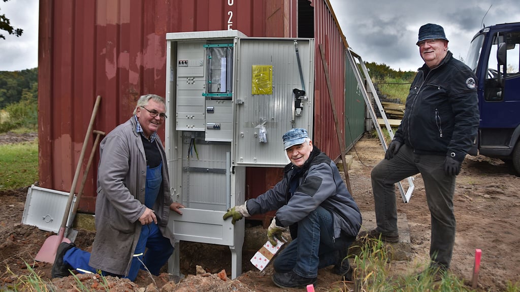 Bei einem Arbeitseinsatz am Sonnabend stellten Andreas Nitzschke (v.l.), Hubertus Nitzschke und Martin Kiel den Elektrokasten für die neue Schießanlage in Velsdorf auf.