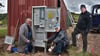 Bei einem Arbeitseinsatz am Sonnabend stellten Andreas Nitzschke (v.l.), Hubertus Nitzschke und Martin Kiel den Elektrokasten für die neue Schießanlage in Velsdorf auf. 
