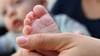 Ein kleiner Fuß, ein großes Gefühl: Familie entsteht dort, wo Liebe wächst.