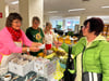 Beim Staudentausch in der Magdeburger Stadtbibliothek wurde die Saatgut-Bibliothek eröffnet: Besucherin Wilma Lorenz (r.) überreichte Samentütchen.