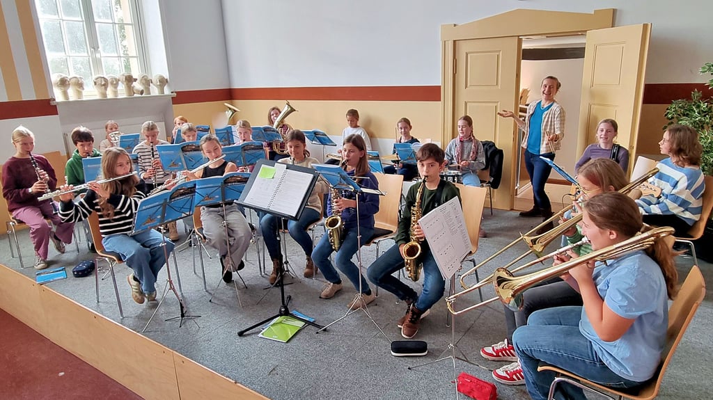 Seit diesem Schuljahr gibt es am Gymnasium in Havelberg eine Bläserklasse mit Fünft- und Sechstklässlern. Musiklehrerin Stefanie Schulze leitet das neue Orchester und freut sich, dass viele Kinder Spaß daran haben, gemeinsam auf verschiedenen Instrumenten zu musizieren.