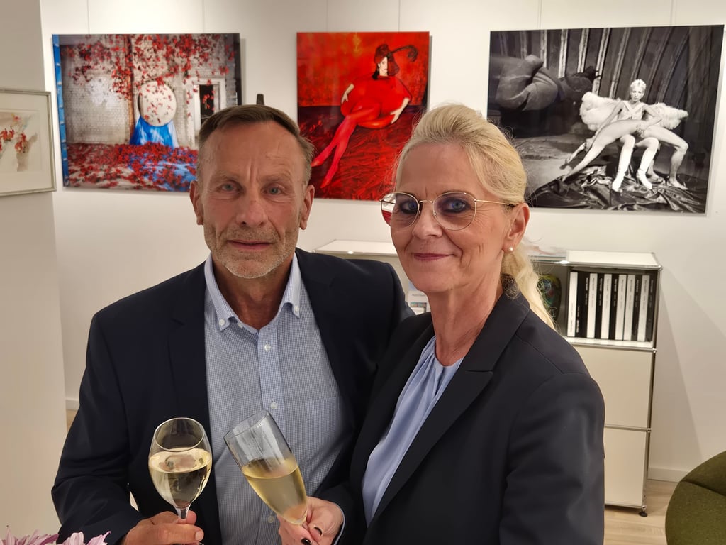Kathrin Hartung und Holger Scharf stoßen auf den dritten Geburtstag der Galerie an.