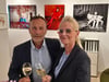 Kathrin Hartung und Holger Scharf stoßen auf den dritten Geburtstag der Galerie an.