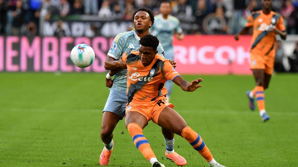 Lois Openda (hinten) im Spiel gegen Atalanta Bergamo.