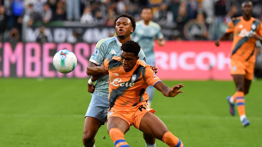 Lois Openda (hinten) im Spiel gegen Atalanta Bergamo.