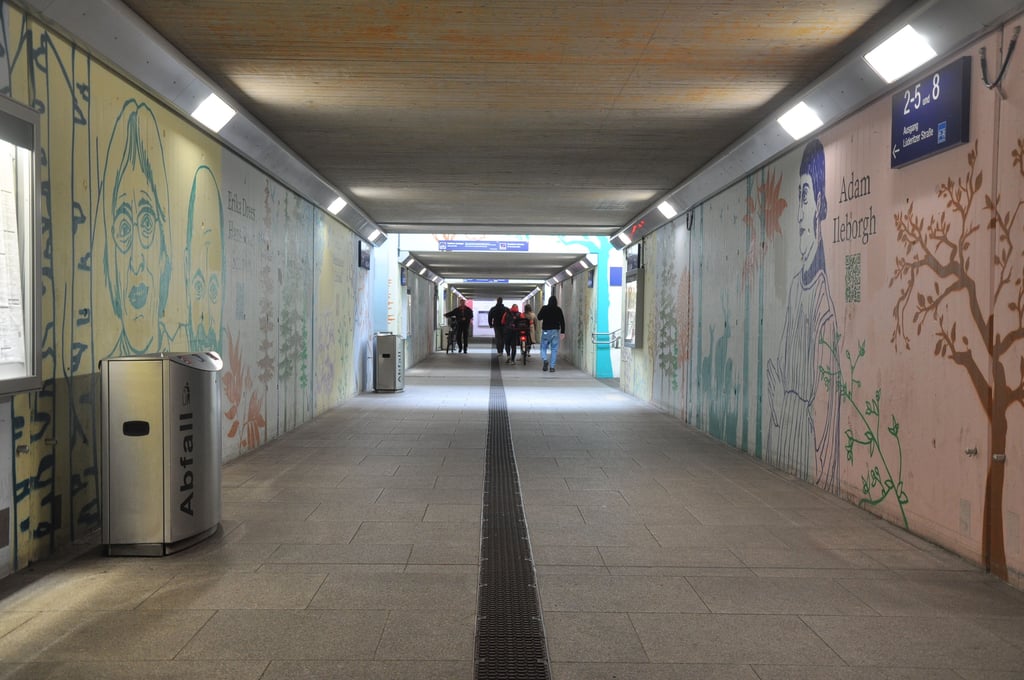 Die Mülleimer stehen im Bahnhofstunnel in Stendal nur auf einer Seite. Das macht es leichter für Menschen mit einer Sehbehinderung.