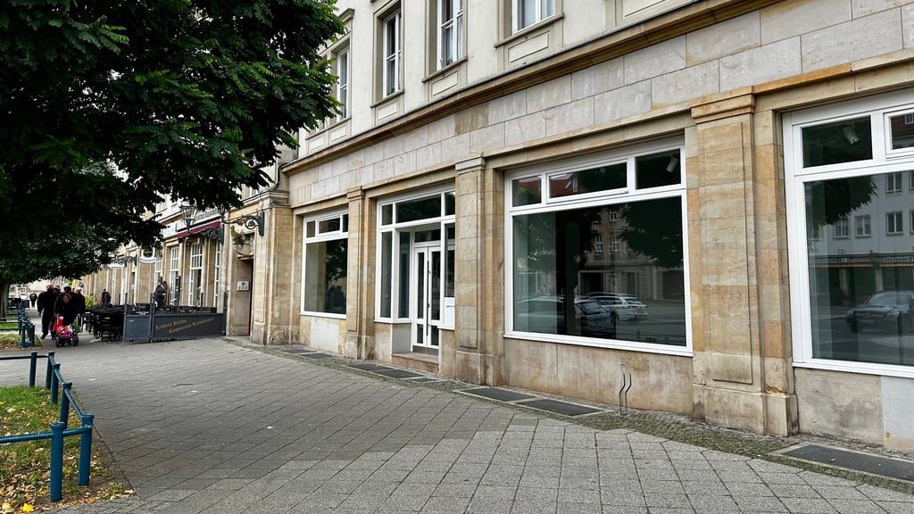 Leere Schaufenster in bester Lage: Auf dem Alten Markt in Magdeburg steht eine Gewerbeeinheit leer, für die sich Gastronomie anbieten würde.